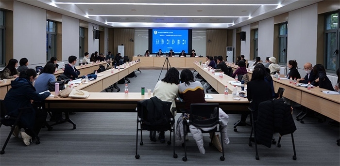 “區(qū)域國別學(xué)視角下的日語學(xué)科建設(shè)”圓桌論壇現(xiàn)場。主辦方供圖