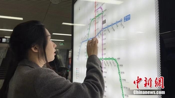 李佳夢正在坐地鐵。呂盛楠 攝