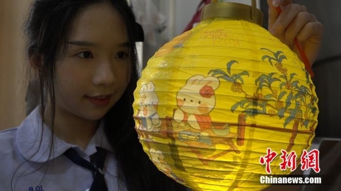 李佳夢正在做兔子花燈。呂盛楠 攝