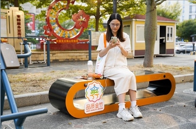 廣州增城區(qū)荔城街金竹社區(qū)的智慧座椅。（金竹社區(qū)供圖）