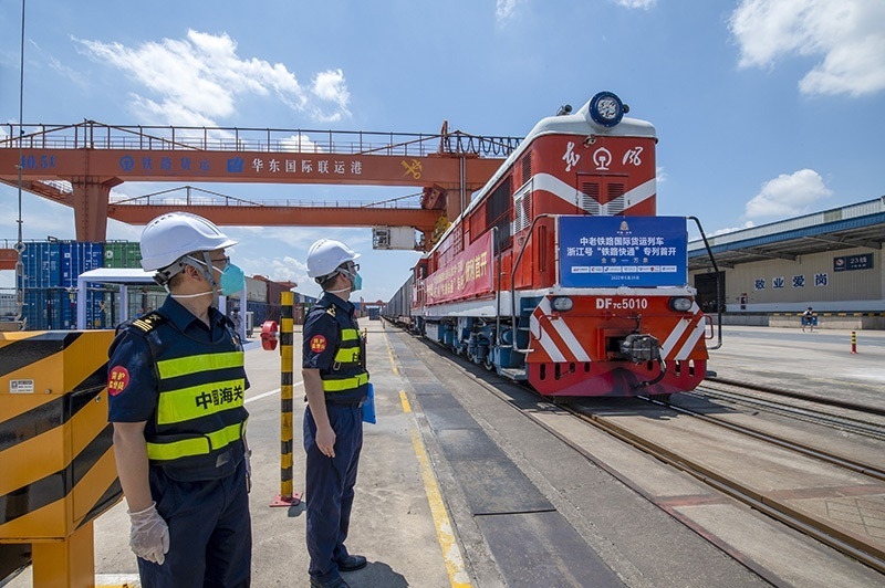 2022年6月29日，浙江金華，中老鐵路國際貨運列車浙江號“鐵路快通”首趟專列經(jīng)海關(guān)監(jiān)管后，從金華南站鳴笛啟程，經(jīng)磨憨口岸駛向老撾萬象。