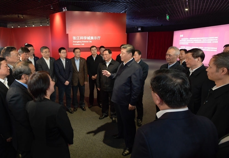 2018年11月6日，習(xí)近平在上海張江科學(xué)城展示廳考察時，同在場的科技工作者親切交談。