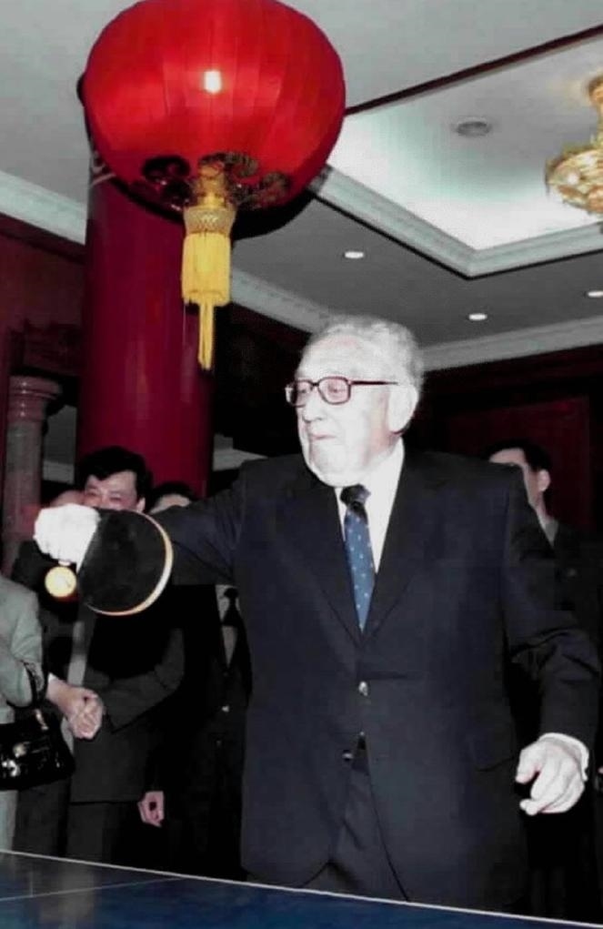 2001年3月18日，基辛格在中國(guó)人民對(duì)外友好協(xié)會(huì)紀(jì)念中美“乒乓外交”30周年的招待會(huì)開(kāi)始前揮拍助興。新華社發(fā)