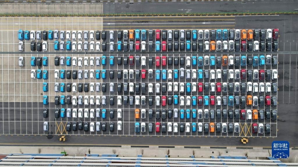 這是2023年7月9日在上海外高橋海通汽車碼頭拍攝的等待裝船運(yùn)往澳大利亞的上汽MG品牌汽車和新能源車（無(wú)人機(jī)照片）。新華社記者 方喆 攝