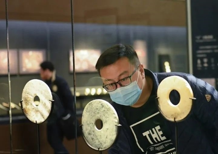 游客在良渚博物院觀看玉璧。新華社記者 翁忻旸 攝