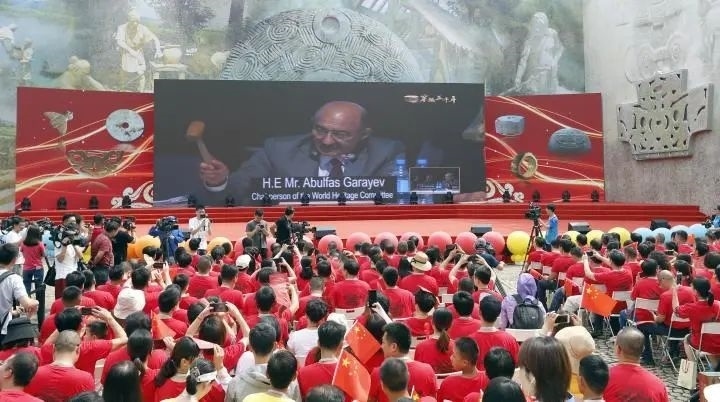 2019年7月6日，杭州市民揮舞國旗慶祝良渚古城遺址獲準(zhǔn)列入世界遺產(chǎn)名錄。記者 吳煌 倪雁強 攝
