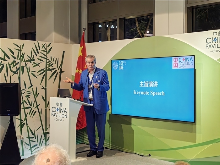 意大利都靈理工大學(xué)終身教授岡特·鮑利發(fā)言。COP28中國角供圖
