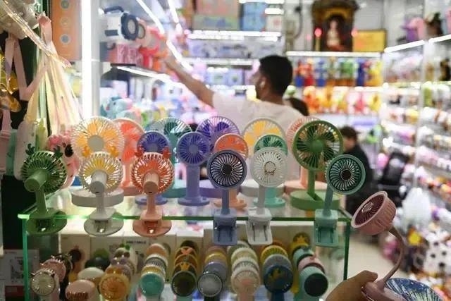 △近期，客商在浙江義烏國際商貿(mào)城采購商品。