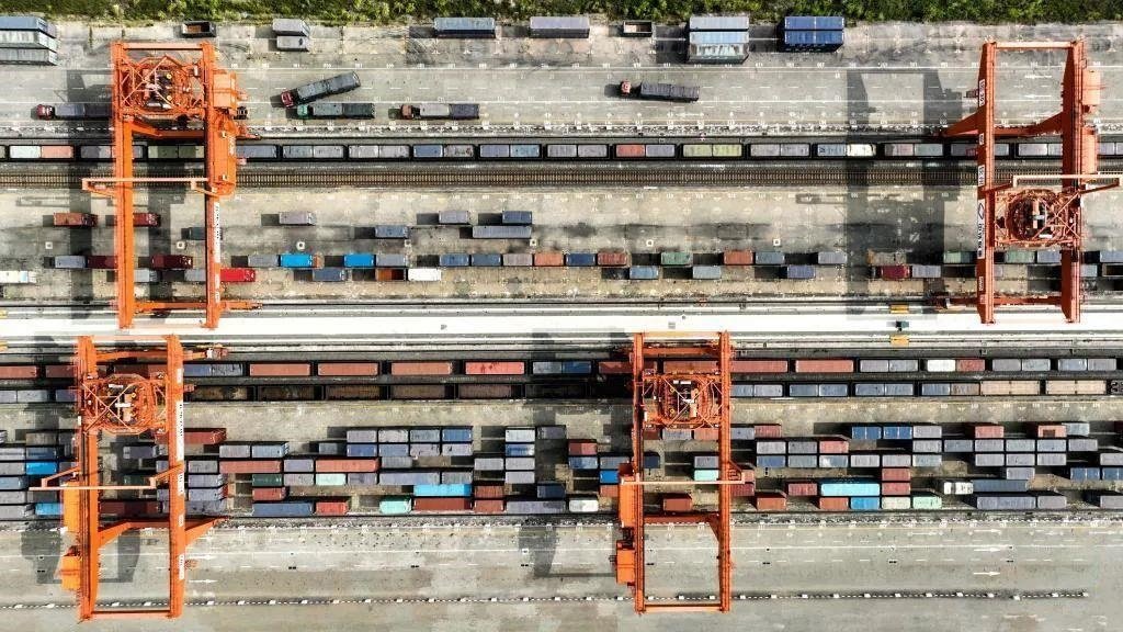 △2023年11月12日，火車在廣西欽州港碼頭裝運(yùn)集裝箱。