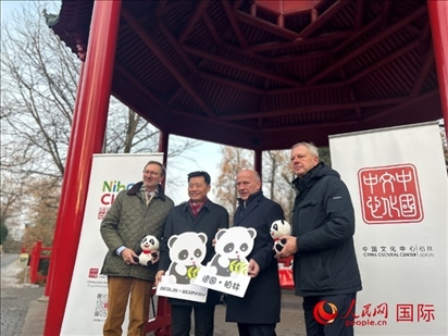 中國文化中心組織的主題活動現(xiàn)場。從左至右依次為柏林動物園園長克尼里姆、中國駐德國大使吳懇、柏林市長韋格納、柏林動物園監(jiān)事會主席布魯克曼。人民網(wǎng)記者 徐馨攝