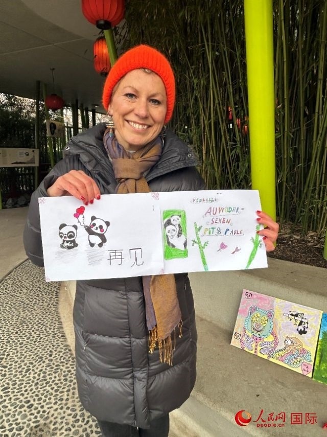 桑德拉和德國小朋友們的作品。右圖寫著“祝福好運(yùn)，再見 Pit和Paule（“夢想”“夢圓”的德語名字）”。人民網(wǎng)記者 徐馨攝