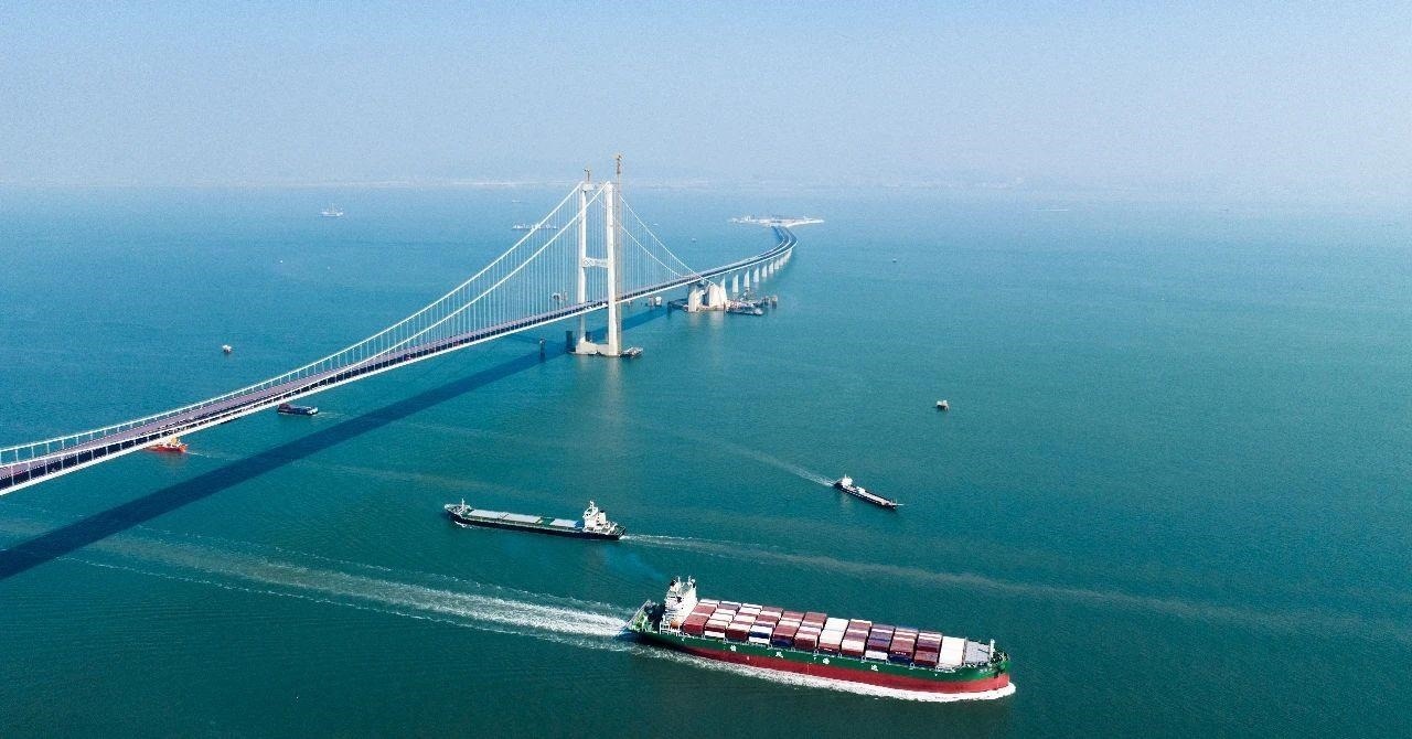 △2023年11月28日，國家重大工程深中通道海底沉管隧道貫通。