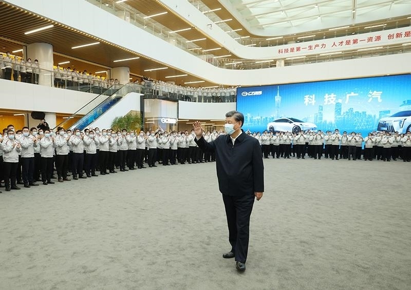△2023年4月12日，習近平總書記在廣東廣汽研究院向職工們揮手致意。