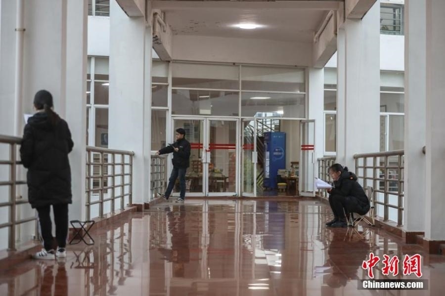 資料圖：幾位考研學(xué)生在南昌大學(xué)教學(xué)樓的天橋上復(fù)習(xí)備考。劉力鑫 攝