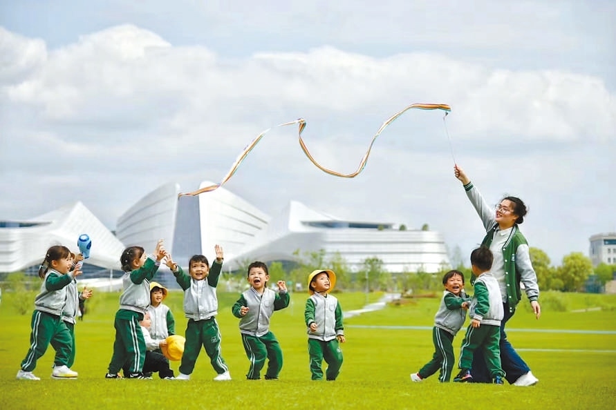  童心飛揚(yáng) 在浙江衢州市智慧新城草坪公園，一名幼兒園老師揮舞彩帶，與孩子們一起玩耍。衢州市柯城區(qū)將兒童友好理念融入城區(qū)整體規(guī)劃，努力為兒童成長創(chuàng)造更好的發(fā)展環(huán)境，提升兒童和家庭的獲得感、幸福感、安全感。 衢州市柯城區(qū)某幼兒園哥倫比亞籍教師 莉莉安娜·雷斯特雷波·埃斯皮諾薩攝 “我和家人都很喜歡在衢州生活，這是一座兒童友好城市，有很多兒童營地和戶外活動(dòng)場所。我看到孩子們在幼兒園、戶外非?？鞓返赝嫠?，便用相機(jī)記錄下這美好時(shí)刻?！? /></p> <p style=