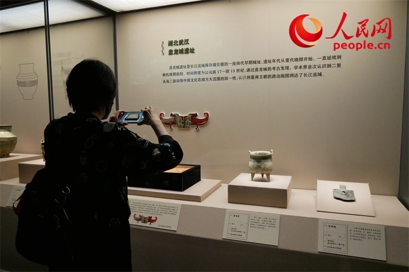 今年9月，觀眾正在參觀“鑒往知遠(yuǎn)——新時(shí)代考古成果展”。人民網(wǎng)記者 韋衍行攝