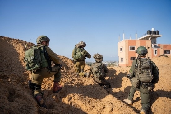這張以色列國防軍12月10日發(fā)布的照片顯示，以軍地面部隊在加沙地帶進行軍事行動。新華社發(fā)
