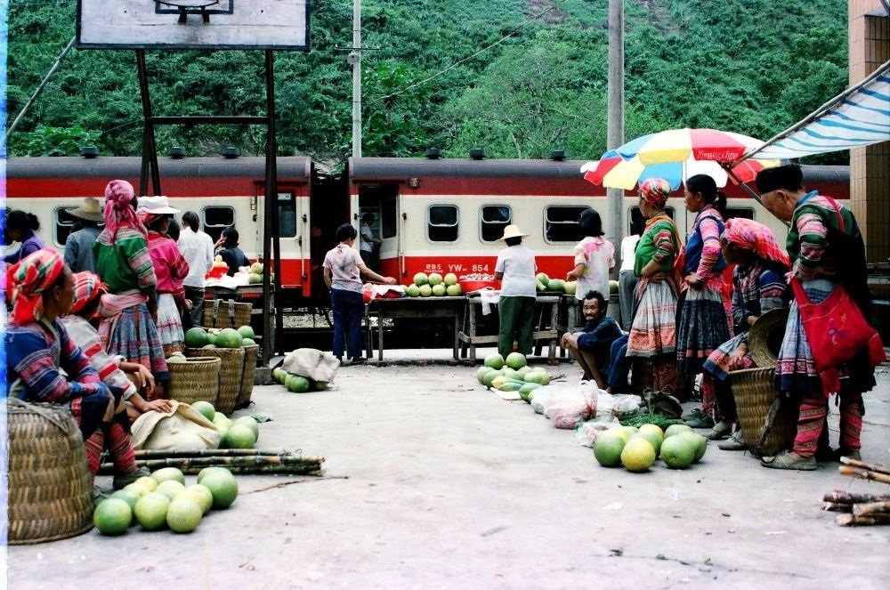 這是90年代中后期滇越鐵路沿線的集市，客運列車的開行為當(dāng)?shù)氐拇迕駧砩虣C。