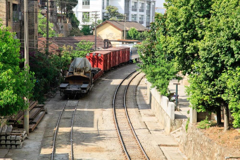 滇越鐵路宜良段的鐵軌與貨車（2013年3月26日攝）。