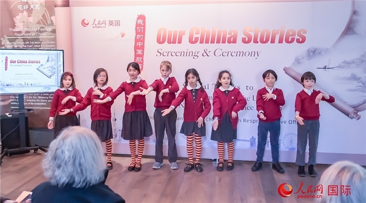 肯辛頓韋德預備學校小學生表演。人民網(wǎng) 郭錦標攝