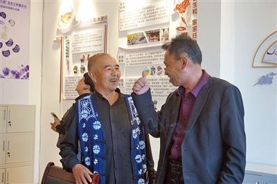  在大理州古生村訴訟服務(wù)站內(nèi)，全國(guó)人大代表樊九平為“阿鵬調(diào)解員”點(diǎn)贊。