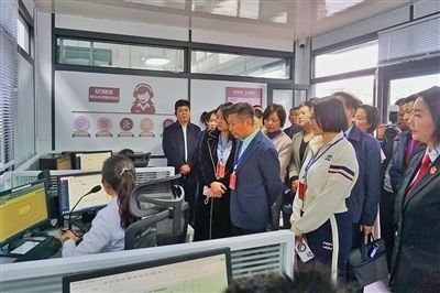  在昆明中院訴前調(diào)解工作室內(nèi)，代表們觀摩法官線上調(diào)解。