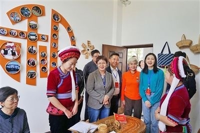 在大理法院喜洲法庭，代表們與“金花調(diào)解員”共同探討民族特色調(diào)解工作方法。