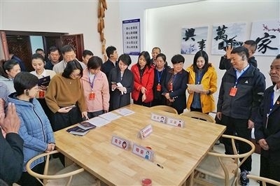  在劍川法院家事調(diào)解室內(nèi)，該院制作的《離婚證明書》引起了代表們的關(guān)注。