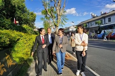  全國(guó)人大代表王爭(zhēng)（右一）、張海鷗（右二）向法官了解民族特色調(diào)解工作機(jī)制。