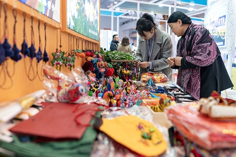 2023年11月17日，觀眾在2023中國國際旅游交易會(huì)上選購小飾品。