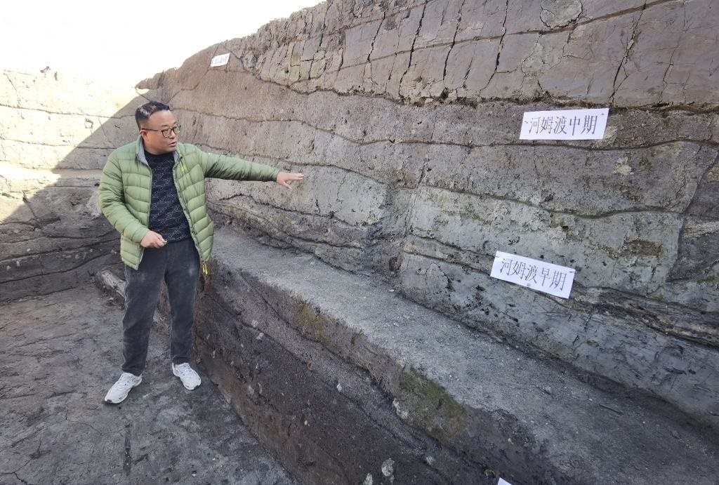 12月14日，汶溪遺址發(fā)掘項(xiàng)目現(xiàn)場負(fù)責(zé)人雷少介紹遺址整體情況。新華社記者顧小立 攝