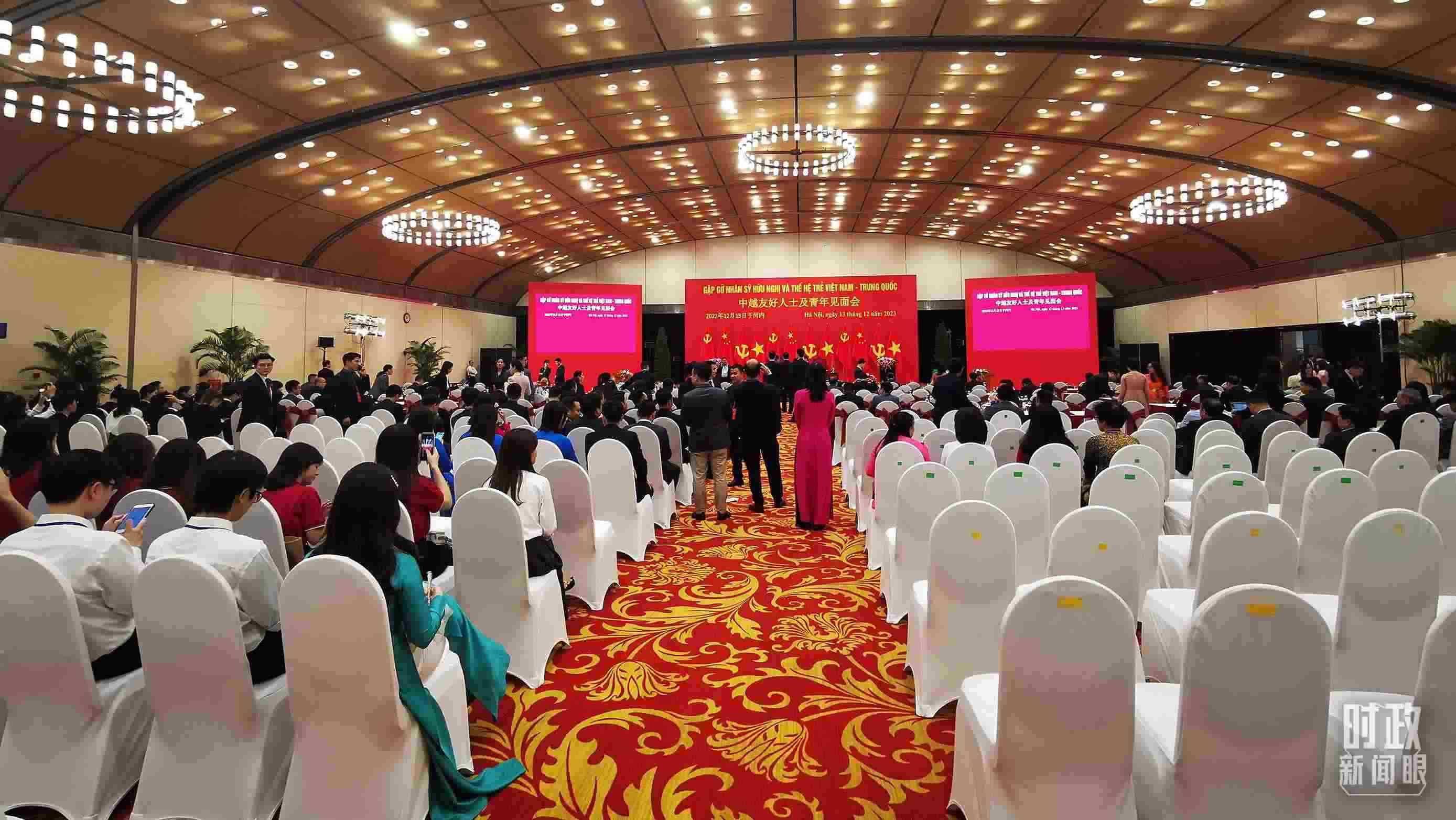 △習(xí)近平出席中越友好人士及青年見面會。這是見面會開始前的場景。（總臺央視記者荊偉拍攝）