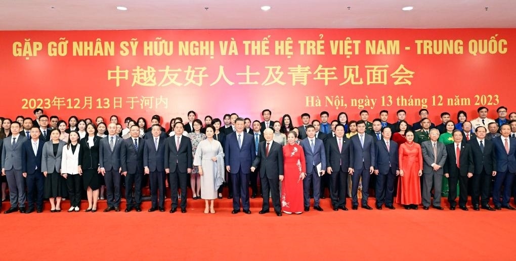 這是習(xí)近平夫婦和阮富仲夫婦同中越兩國青年和友好人士代表親切合影。