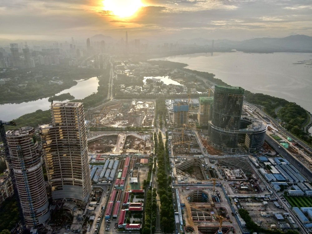位于深圳市南山區(qū)的深圳灣超級總部基地建設現(xiàn)場（無人機照片，2023年8月26日攝）。新華社記者 周科 攝