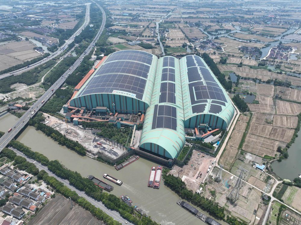 這是江蘇蘇州市常熟市龍騰特種鋼有限公司碼頭料場屋頂光伏（無人機照片，2023年6月9日攝）。新華社記者 季春鵬 攝
