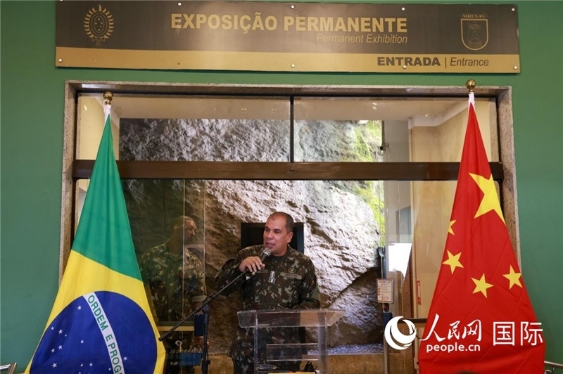 科帕卡瓦納要塞司令亞歷山大·羅伯托在攝影展開幕式上致辭。 人民網(wǎng)記者 陳海琪攝