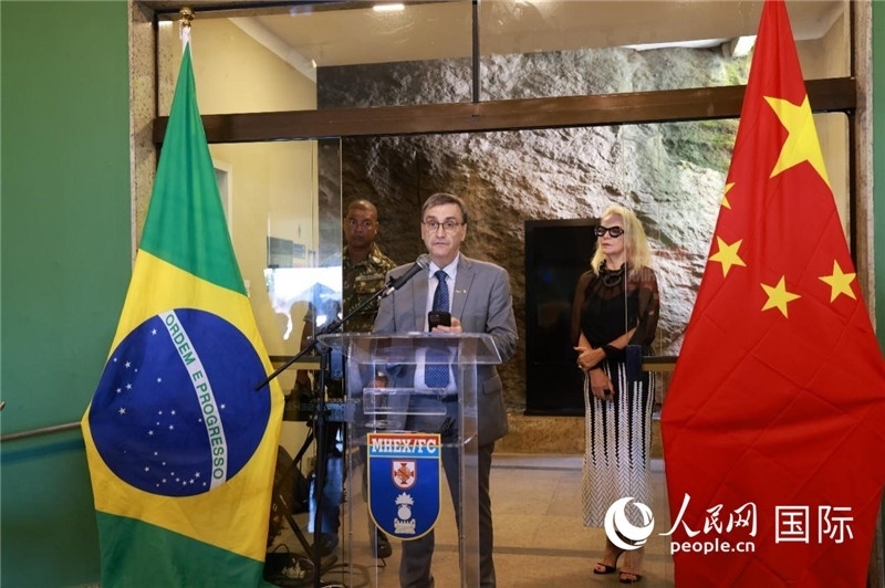 巴西攝影聯(lián)合會主席卡洛斯·甘達拉在攝影展開幕式上致辭。 人民網(wǎng)記者 陳海琪攝