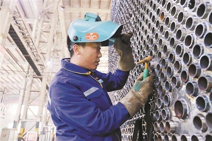 邵旭鵬在車間進行電焊作業(yè)。受訪者供圖