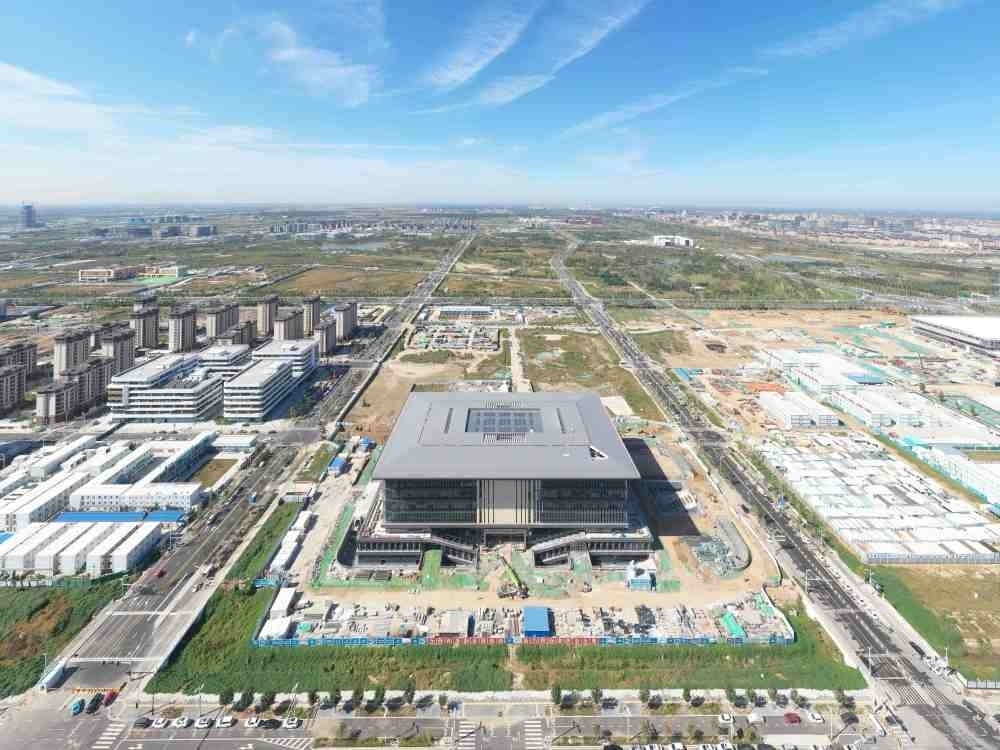 這是雄安新區(qū)大學(xué)園圖書(shū)館（2023年10月1日攝，無(wú)人機(jī)照片）。新華社記者 朱旭東 攝