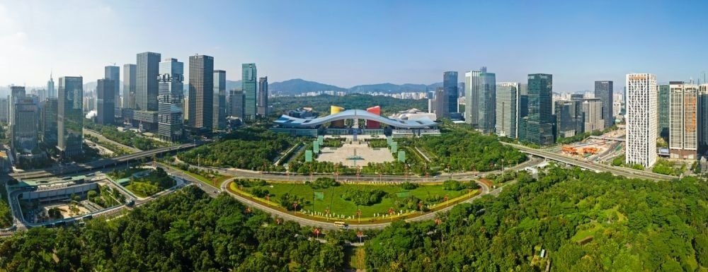 這是在廣東省深圳市拍攝的深圳市民中心和蓮花山公園一線(xiàn)（2020年10月2日攝，無(wú)人機(jī)照片）。新華社記者 梁旭 攝