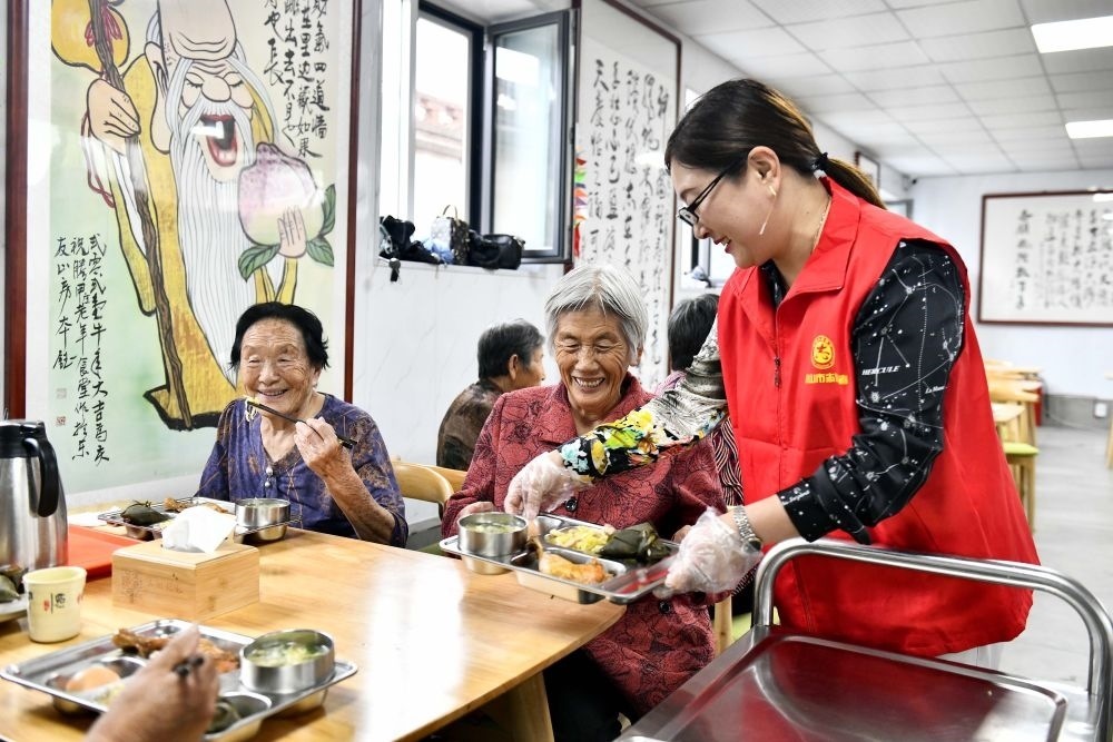 在山東省乳山市城區(qū)街道騰甲莊村幸福食堂，志愿者為老人們配送午餐（2023年6月24日攝）。新華社記者 郭緒雷 攝