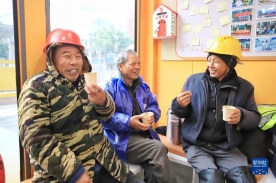 12月16日，幾名戶外勞動者在位于浙江舟山市的一家“勞動者驛站”里喝姜茶驅(qū)寒。