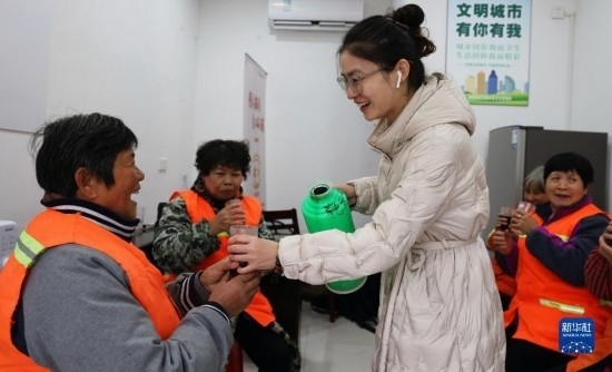 12月16日，在浙江省湖州市德清縣乾元鎮(zhèn)環(huán)衛(wèi)工人愛心驛站，志愿者為環(huán)衛(wèi)工人倒紅糖姜茶。