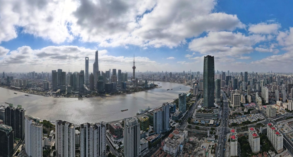 從上海虹口區(qū)北外灘空中俯瞰中國(guó)（上海）自由貿(mào)易試驗(yàn)區(qū)陸家嘴片區(qū)（2023年1月10日攝，無(wú)人機(jī)全景照片）。新華社記者 方喆 攝