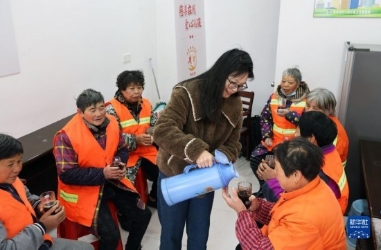 12月16日，在浙江省湖州市德清縣乾元鎮(zhèn)環(huán)衛(wèi)工人愛心驛站，志愿者為環(huán)衛(wèi)工人倒紅糖姜茶。