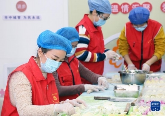 12月16日，在山東省棗莊市市中區(qū)城管藍職工志愿服務驛站，愛心志愿者為戶外勞動者包水餃。