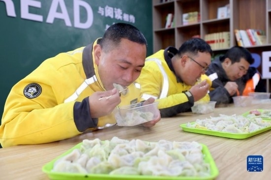 12月16日，在山東省棗莊市市中區(qū)城管藍職工志愿服務驛站，戶外勞動者吃上熱氣騰騰的水餃。
