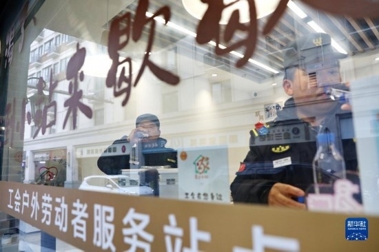 12月16日，戶外工作者在浙江省嘉興市南湖區(qū)丁家橋社區(qū)個性化“惠工小站”休息。