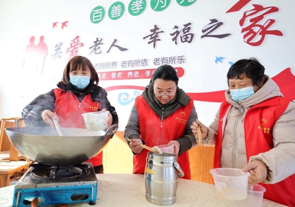 12月17日，在山東省臨沂市沂南縣銅井鎮(zhèn)杜山社區(qū)孝善食堂，志愿者們在為社區(qū)內(nèi)獨居和行動不便的老人煮水餃。 新華社發(fā)（王彥冰 攝）