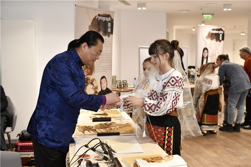 圖為羅馬尼亞小學(xué)生在現(xiàn)場體驗烙畫。 布加勒斯特中國文化中心供圖